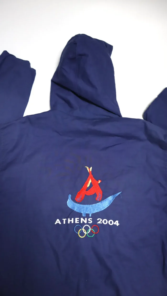 Athens 2004, Αθήνα 2004, Ολυμπιακοί Αγώνες Αθήνα 2004, συλλεκτικό track jacket, συλλεκτικό Αθήνα 2004, Ολυμπιακά αναμνηστικά, σπάνιο αντικείμενο, vintage αθλητικό ρούχο, αυθεντικό track jacket Ολυμπιακών Αγώνων, μέγεθος Medium, αθλητική ιστορία